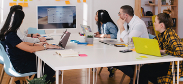 4 mensen aan een tafel in opleiding