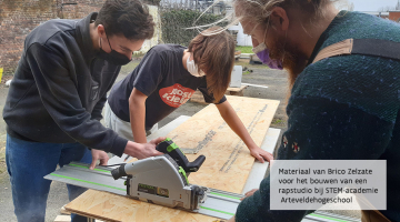 Materiaal van Brico Zelzate voor het bouwen van een rapstudio bij STEM-academie Arteveldehogeschool