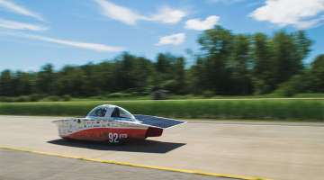 een auto die rijdt op zonne-energie
